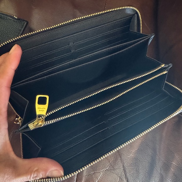 Beautiful purse made with the same materials as the real one. - Picture 7 of 12